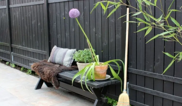 Der schlichte schwarze Sichtschutzzaun "Rustik" ist fungizid vorbehandelt und farbgrundiert. Er hat keinen Seitenrahmen und kann somit beliebig gekürzt werden. Er ist in 6 Varianten erhältlich und bietet somit vielfältige Gestaltungsmöglichkeiten.