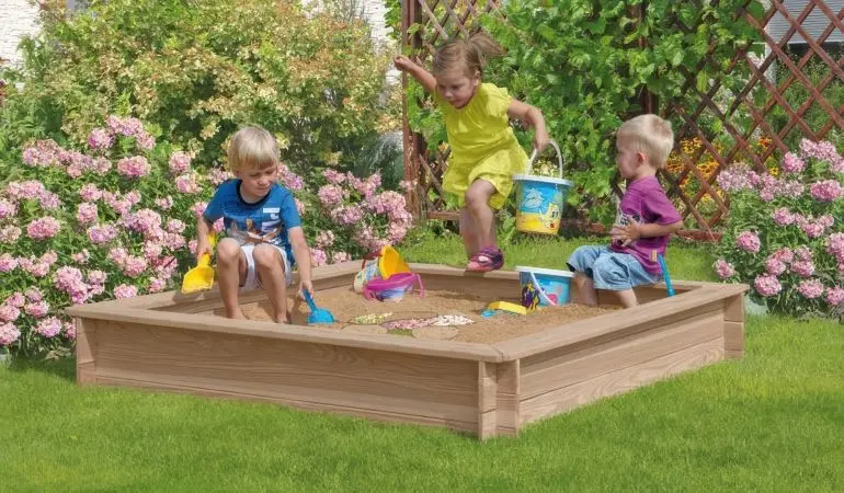 Buddeln, graben, formen: Der 150 x 150 cm Sandkasten für den Garten aus naturbelassener Lärche mit umlaufender Sitzfläche macht Spaß