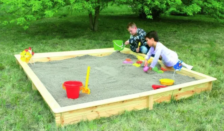 Unser Sandkasten Groß "Budweis" aus unbehandeltem Kiefernholz. Wahlweise mit oder ohne Staukasten
