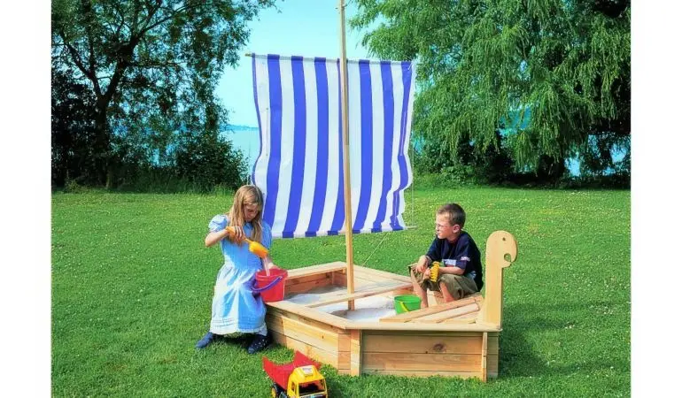 Unser Sandkasten Schiff "Reichnerg" aus naturbelassendem Kiefernholz. Wahlweise mit oder ohne Kajüte