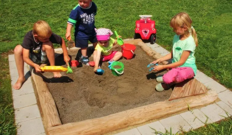 Sandkisten Amelie : 150 x 150 cm, Robinie, Sicherheitsgeprüft durch DIN EN 71