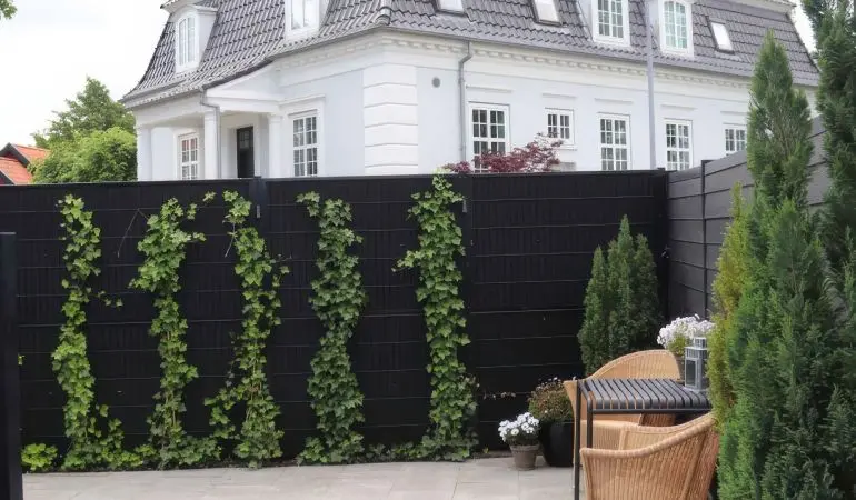 Lärmreduktion bis 20 dB! Die Schallschutzelemente basieren auf vorgefertigten Modulen. Sie lassen sich zu einem individuellen Lärmschutzzaun kombinieren