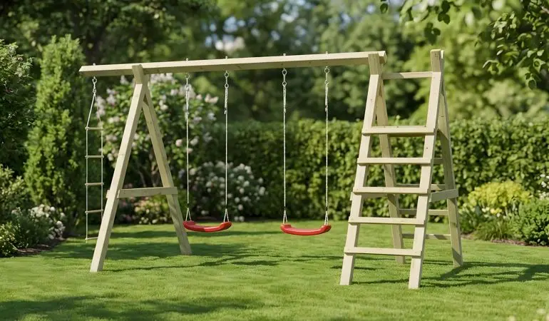 Schaukel Outdoor Emilia aus Holz mit zwei roten Schaukelsitzen, Strickleiter und Kletteraufstieg im Garten auf Rasen