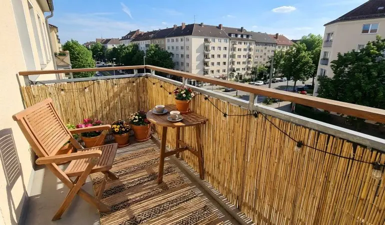 Schilfrohrmatte Sichtschutzmatte aus hellen Schilfhalmen mit Drahtbindung am Balkongeländer