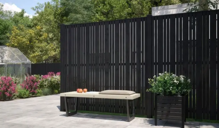 Sorgt für eine offene und einladende Atmosphäre: Schwarzer Zaun aus fungizid vorbehandelter und zweimal farbgrundierter Kiefer/Fichte