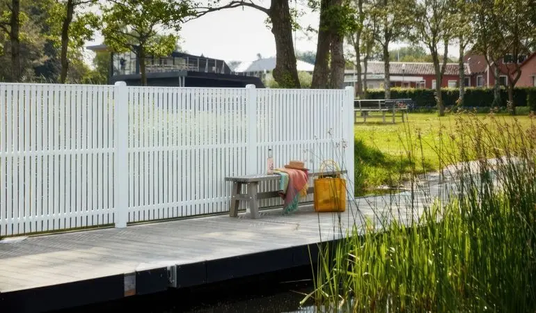 Der witterungsbeständige Holz Sichtschutz wird aus fungizid behandeltem und weiß farbgrundiertem Kiefern-/Fichtenholz hergestellt. Ein echter Hingucker!