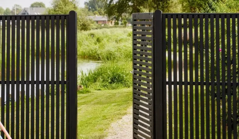 Der witterungsbeständige Holz Sichtschutz aus fungizid behandeltem und schwarz farbgrundiertem Kiefern-/Fichtenholz ist ein echter Hingucker in Ihrem Garten