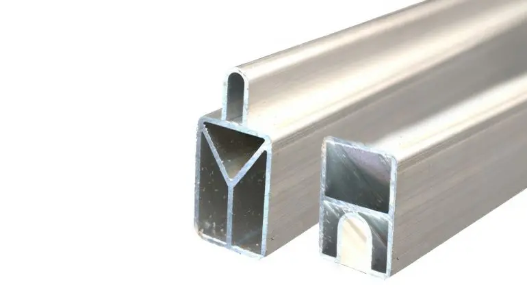 Stabil und dekorativ: Start- und Abschlussset für die WPC Lamellen Mellum in der Farbe Silber