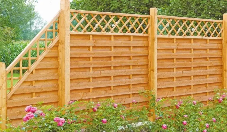 Für eine bessere Haltbarkeit sind die Zaunelemente bereits mit einem fungizidem Holzschutzmittel im Farbton Kiefer vorgrundiert. Die Elemente sind optional mit oder ohne Rankgitter auswählbar.