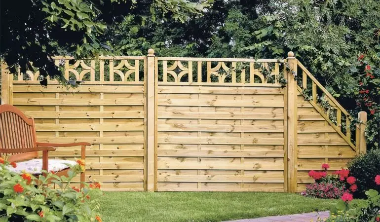 Günstig und attraktiv: Die 6-teilige Zaunserie Sichtschutz Köln Aktion aus grün druckimprägniertem Kiefern-/Fichtenholz