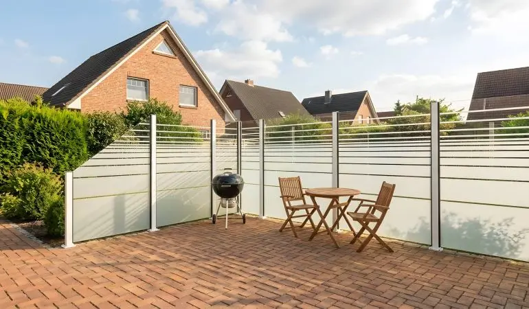 Sichtschutzelement Glas San Juan mit Satinato Streifendekor, weiße Alu-Pfosten, Terrasse im Garten