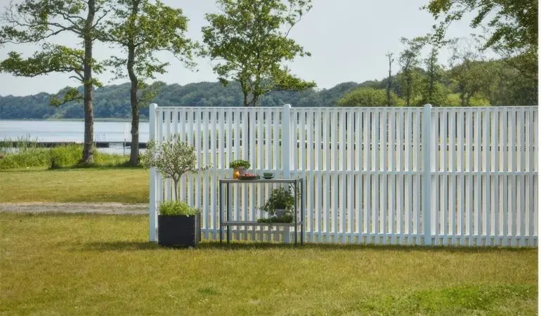 Die Sichtschutzelemente aus fungizid und zweimal weiß farbgrundiertem Kiefer-/Fichtenholz sind in 10 Ausführungen erhältlich. Sie sorgen für einen nordischen Touch in Ihrem Outdoorbereich