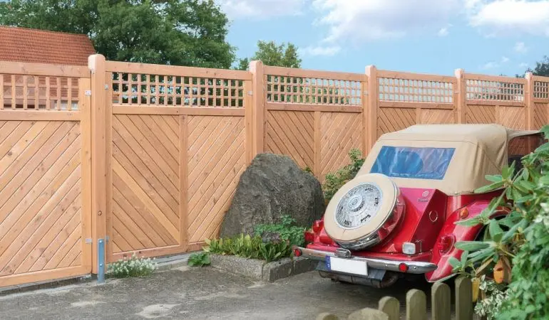 Aufwendig und hochwertig verarbeitet: Die massive Sichtschutzwand Douglasie mit Rankgittereinsätzen und stabilen, gezapften Rahmenverbindungen