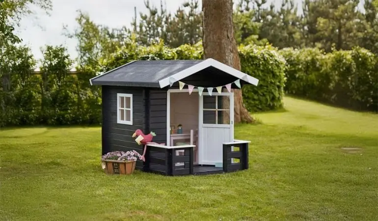Das Spiel Gartenhaus gibt es in zwei Varianten, die beide mit einer überdachten Veranda ausgestattet sind