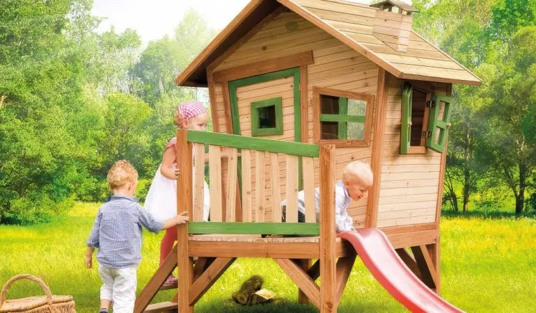Erhältlich in Braun/Weiß und Braun/Grün: Das Spielhaus Garten mit Veranda und Rutsche