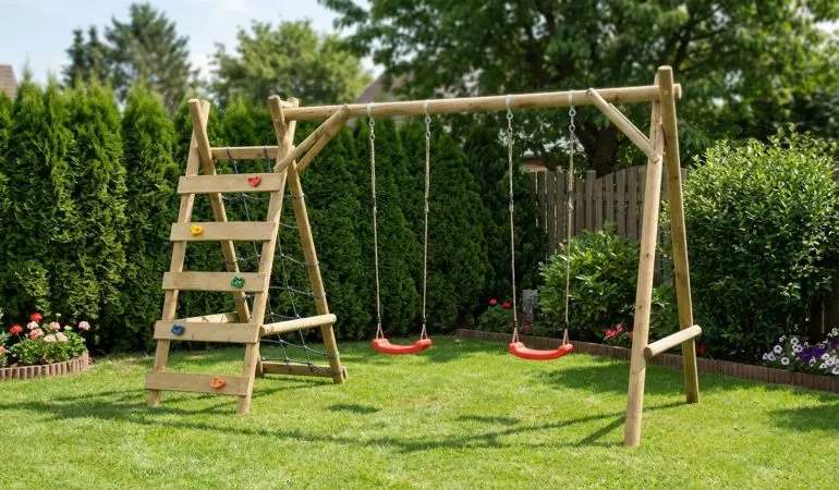 Der Spielturm-Bausatz umfasst einen Kletterturm und ein Schaukelgestell
