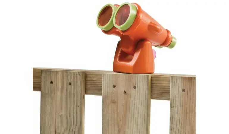 Mit dem Spielzeug Fernglas haben die Kleinen alles im Blick und können die schöne Aussicht im Garten genießen.