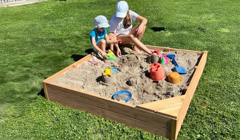 Stabiler Sandkasten aus naturbelassenem Lärchen- oder Douglasienholz. Erhältlich in 125 x 125 cm, 150 x 150 cm und 200 x 200 cm