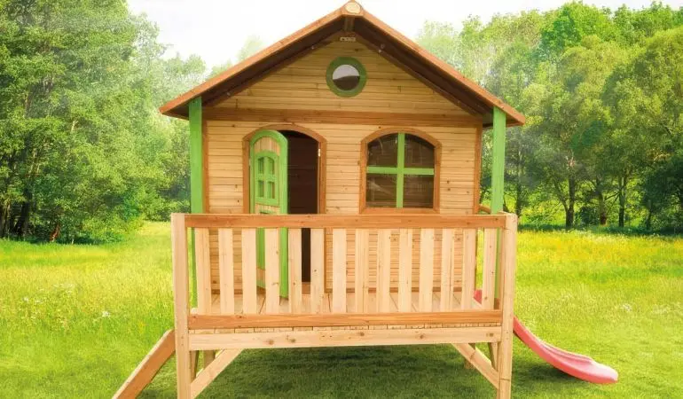 Vom TÜV Nord geprüft: 212 x 349 x 233 cm Stelzenhaus mit Veranda und Rutsche, erhältlich in Braun/Weiß und Braun/Grün