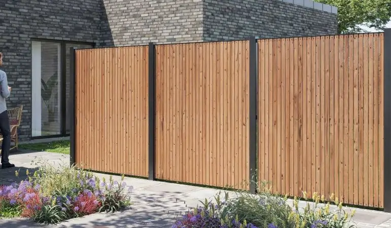 Thermo Holzzaun Ludwigslust als Sichtschutzzaun mit schwarzen Pfosten im Garten