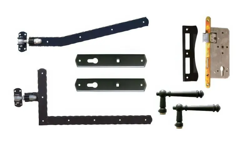 Gartentür Beschlag Classic: Komplettsatz mit Einsteckschloss, Drückergarnitur, 1 x Winkelband gekröpft (verstellbar), 1 x Band mit gebogenem Schenkel DIN links/rechts (verstellbar), Anschlagwinkel, Schrauben