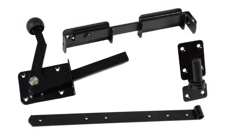 Das Torzubehör für die Aluminium Zaunserien Aubing und Preston. Beinhaltet: Doppeltor-Überwurfriegel, Ladenband, Kloben für Ladenband und Tür-Überwurfriegel - Schwarz.