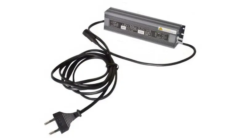 Den Trafo Zaunpfosten Beleuchtung gibt es mit 80 und 150 Watt. Er zeichnet sich durch eine einfache Installation aus