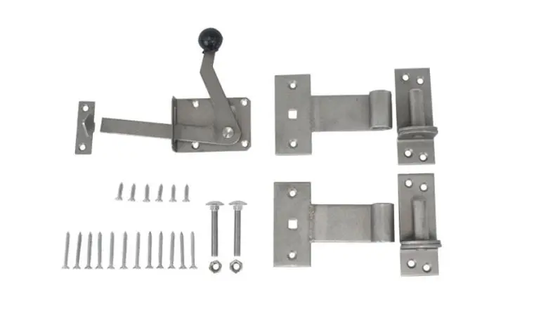 Auf Grund der in Douglasien-, Eichen, Lärchen- und Robinienholz enthaltenen Gerbsäure sollten immer nicht rostende Torbeschläge aus Edelstahl verwendet werden, um möglichen Holzverfärbungen vorzubeugen.