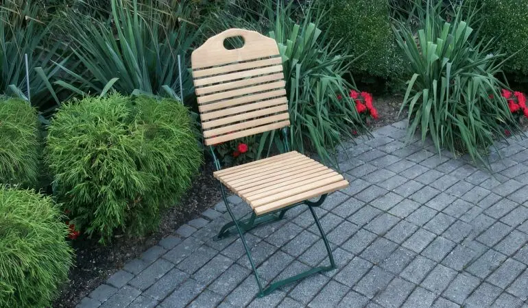 Der wetterfeste Stuhl aus der Biergarnitur Serie Visby - erhältlich in 2 Varianten - besteht aus einem verzinkten, rostfreien Flachstahlgestell und einer Belattung aus Robinienholz. Ein langlebiger Begleiter für Ihren Outdoorbereich!