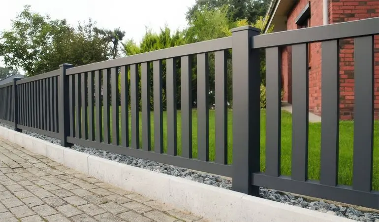 Witterungsbeständiger und pflegeleichter Vorgartenzaun Alu in Anthrazit (RAL 7016) mit 10 Jahren Garantie