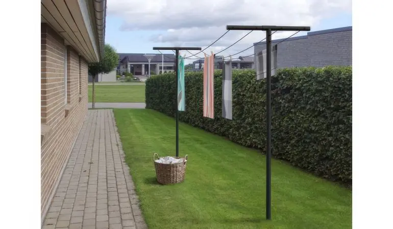 Perfekt für Ihren Garten: Modernes 450 x 80 x 185 cm Wäscheleinensystem aus schwarz pulverlackiertem Stahl