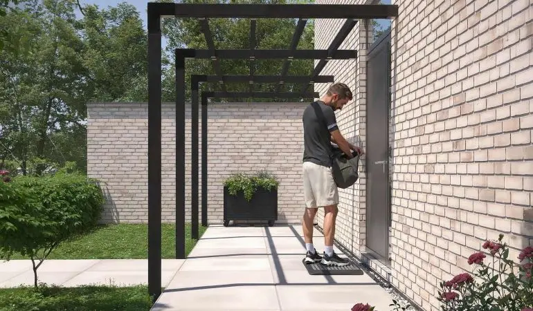 Wandpergola aus druckimprägniertem Holz an der Hauswand