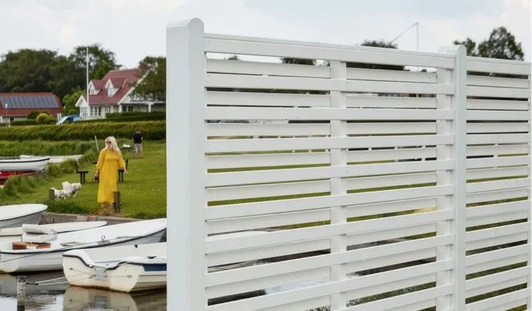 Sichtschutz aus fungizid behandeltem und weiß farbgrundiertem Kiefern- und Fichtenholz im nordischen Design