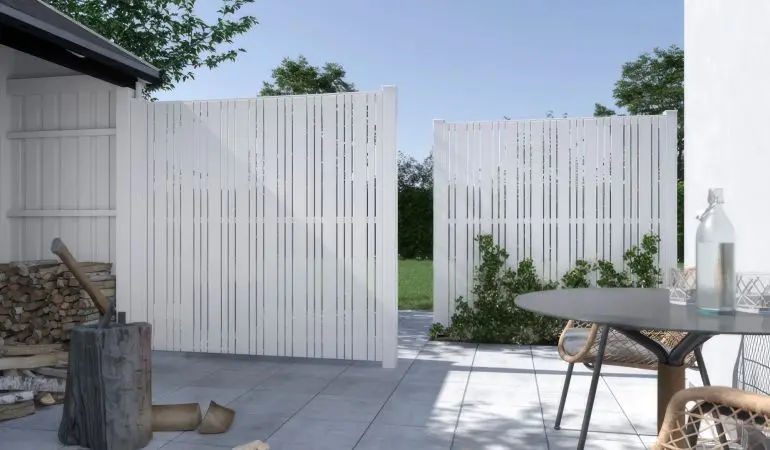 Halbtransparenter Sichtschutz: Weißer Zaun aus fungizid vorbehandeltem und zweimal farbgrundiertem Kiefer/Fichte