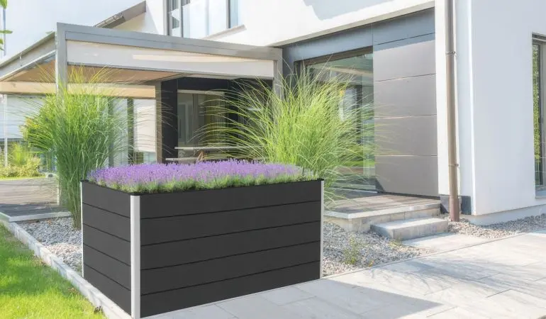 Das 150 x 70 x 75 cm BPC Hochbeet bietet perfekte Bodenbedingungen, viel Wärme und eine rückenfreundliche Arbeitshöhe