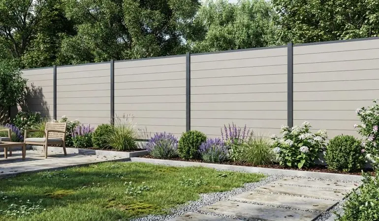 WPC Steckzaun im Farbton beige mit anthraziten Pfosten im Garten als Grundstücksbegrenzung