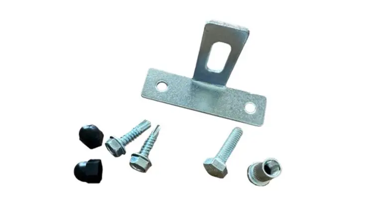 Die Zaunhalter Metall bestehen aus einem Zaunanschlusswinkel, drei Schrauben, einer Blindnietmutter und zwei Abdeckkappen