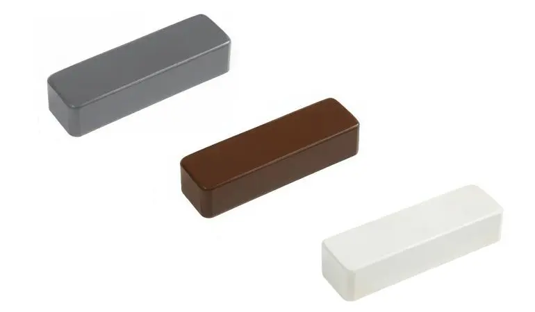 Zaunlatten Kappen in Weiß, Braun oder Anthrazit - 74 x 20 mm. Erhältlich in gerader und gerundeter Form.