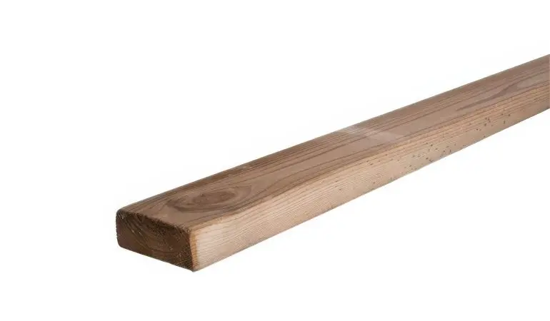 Zaunriegel aus druckimprägnierter Kiefer in dem Maß 28 x 70 x 2400 mm mit angeschrägter Seite, die den Regen abführt
