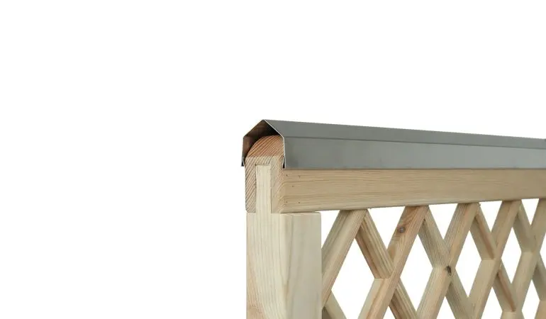 Die Zaunschutz-Profile leiten Regenwasser vom oberen Teil der Elementen ab.