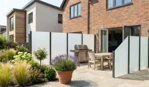 Sichtschutzwand Glas aus satiniertem 8 mm ESG mit dunklen Pfosten, Terrassenabtrennung am Haus