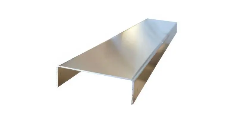 Die Alu-Blechabdeckung schützt den Rahmen des Bienenhotels vor Feuchtigkeit und UV-Strahlen. Außerdem sorgt die Leiste für einen schönen Abschluss