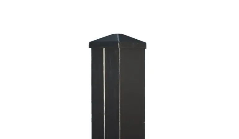 Der Aluminiumzaunpfosten aus 1,5 mm starken Aluminium mit Vollkunststoffkern im Maß 9 x 9 cm ist hochgradig stabil und witterungsbeständig.