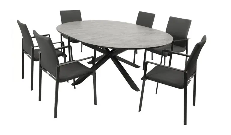 Aluminiummöbel Set mit 6 Stapelsesseln und passendem ausziehbaren Tisch vor weissem Hintergrund