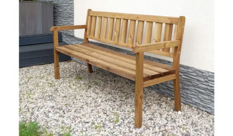 Die Balkonbank ist in einem warmen Braunton lasiert, der einen natürlichen und gemütlichen Charme verleiht