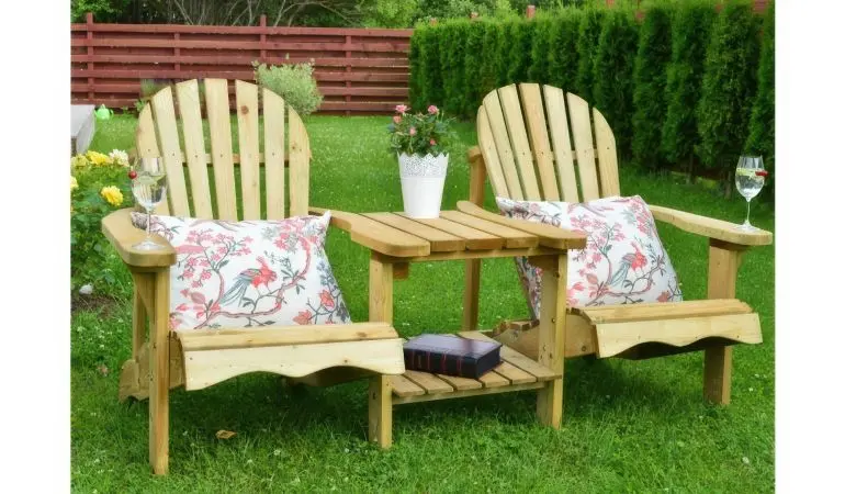 Das Gartensessel Set – eine Kombination aus zwei fest durch einen kleinen Tisch verbundenen Armlehnsesseln