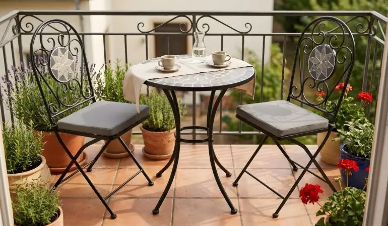 Balkon Bistro Set Funchal mit rundem Tisch und zwei Stühlen in heller Optik auf einem Balkon in Wohnumgebung