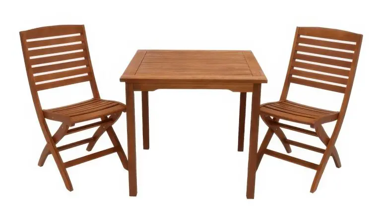 Platzsparend: Die Balkongarnitur besteht aus zwei 45 x 57 x 93 cm Klappsesseln und einem 75 x 75 x 75 cm Balkontisch aus Eukalyptus