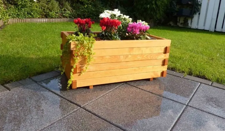 Die Imprägnierung schützt den Blumenkübel von außen- die Pflanzfolie Ihre Pfanzen von Innen.