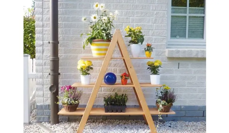 Unsere Blumenpyramide mit drei Etagen macht in Ihrem Garten oder auf dem Balkon eine tolle Figur. Imprägniertes, honigbraunes Kiefernholz. 120 x 31 x 137 cm